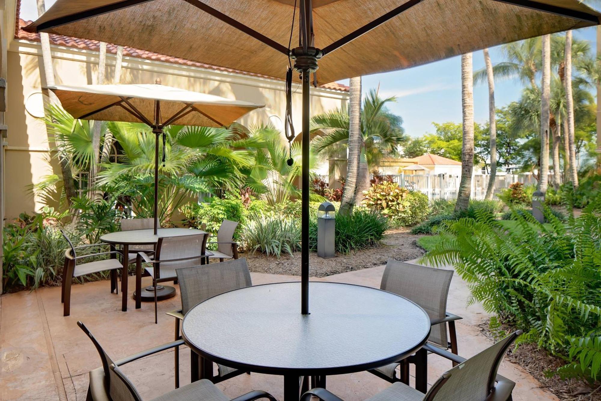 Courtyard By Marriott Fort Lauderdale North/Cypress Creek Exterior photo