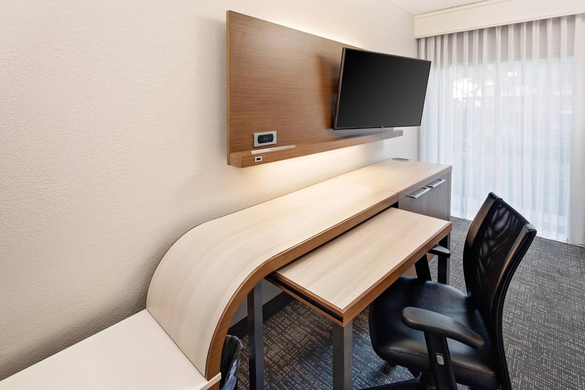 Courtyard By Marriott Fort Lauderdale North/Cypress Creek Exterior photo